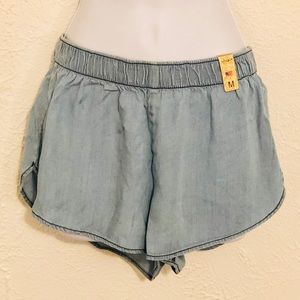 Elastic wasted denim shorts, women’s size M